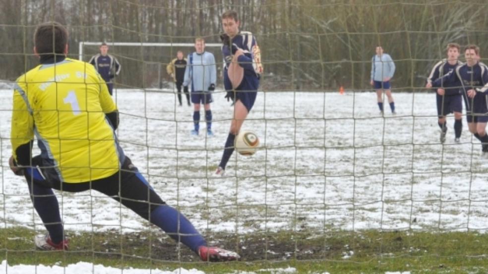 Fifty-Fifty-Chance: Für die falsche?Ecke entschied sich HSV-Keeper Stefan Santjer. Mit dem Elfmeter fiel das 2:0 für die Borussia Leer auf dem schneebedeckten Fußballfeld auf der Heide. Nur die Linien des Platzes waren freigemacht worden. © Bruins