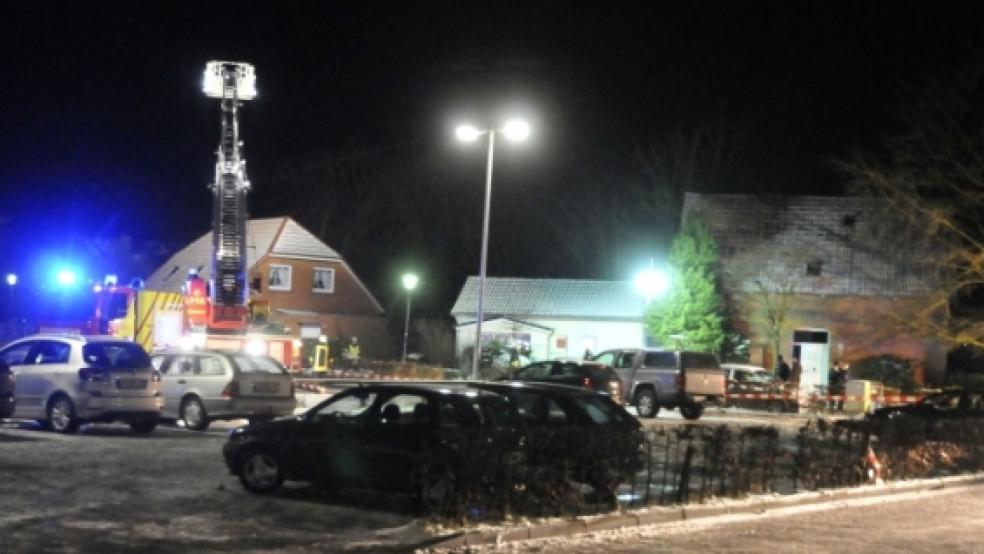 Taghell ausgeleuchtet wurde der Tatort für die Spurensicherung der Polizei. © Frerichs