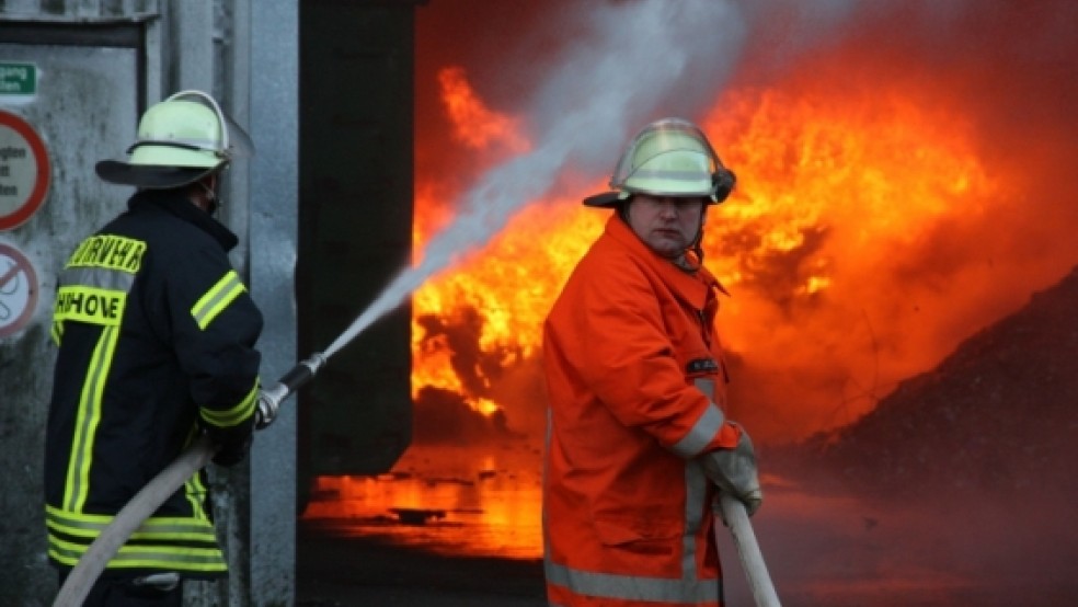 Mehr als 150 Einsatzkräfte der Feuerwehr rückten aus. Gegen 12.45 Uhr hatten sie das Feuer im Griff. Die Kreisbehörde gab Entwarnung, nachdem Messungen der Luftwerte ergeben hatten, dass die Bevölkerung nicht gefährdet war.  © Foto: Loger