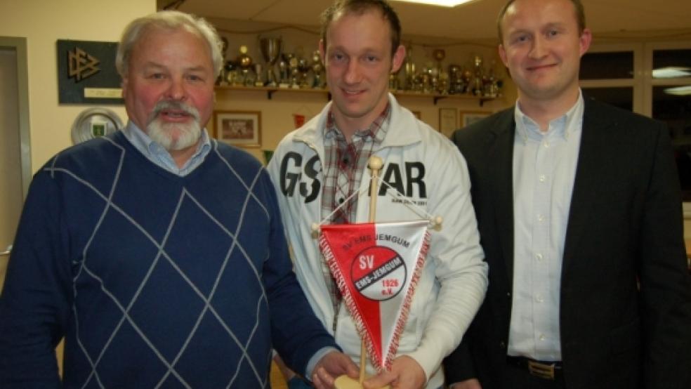 In den Startlöchern für den Trainer-Posten steht Bernhard Lübbers (Mitte). Über den »Fang« freuen sich SV »Ems«?Jemgum-Vorsitzer Hans-Joachim Behrends (links) und Fußballobmann Nils Hofmann. © Nagel