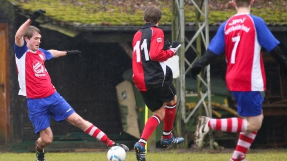 Immer am Ball waren die Oberrheiderländer. Verdient siegten sie in Stapelmoor mit 2:1.  © Schulte