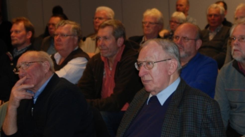 Interessiert und wohl auch nachdenklich verfolgen die rund 40 Zuhörer die Ausführungen von?Fachleuten und Behördenvertretern am?Dienstag im Jemgumer DGH-Saal. © Hoegen