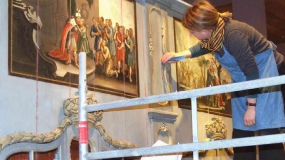 Pflege für ein Prachtstück: Diplomrestauratorin Anja Hänisch bei ihrer Arbeit an der Alkovenwand im Museumsdorf Cloppenburg.  © privat