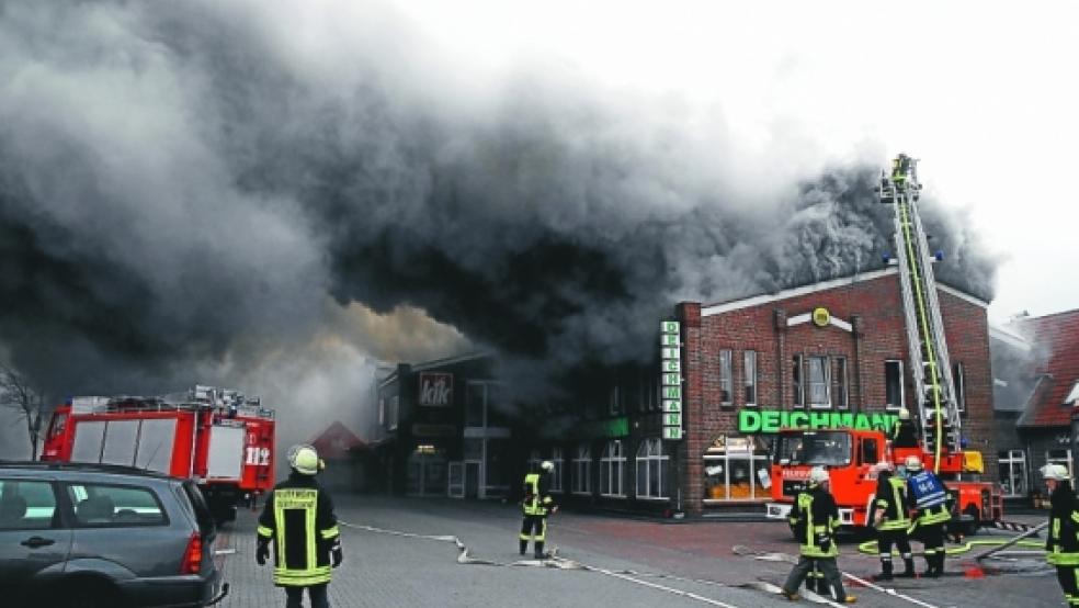 Als die Feuerwehr am Brandort an der Esenser Straße in Wittmund eintraf, qualmte es nur leicht am Giebel des Geschäftshauses. Doch dann breitete sich das Feuer schnell unter dem Dach aus. © Burmann