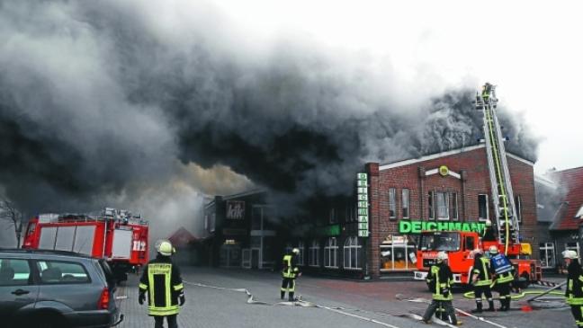 Geschäftshaus lichterloh in Flammen