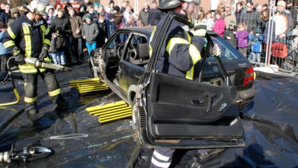 Kostproben ihrer vielschichtigen Arbeit gaben die Feuerwehrleute in Wymeer. © Foto: Kuper