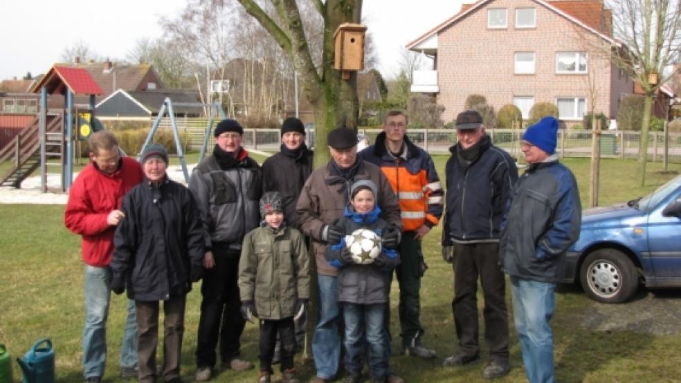 Am Spielplatz »In’t Visk« hängten die »Baumläufer«?zwei Nistkästen auf. Außerdem pflanzten sie dort sechs Linden. © Kolthoff