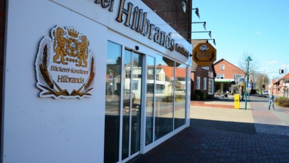 Bis auf weiteres geschlossen ist der Hauptsitz der Bäckerei Hilbrands an der Weenerstraße 2 in Bunde. Auch in den beiden Filialen in Möhlenwarf und Weener wurde der Verkauf nach dem erzwungenen Produktionsstopp eingestellt. © Foto: Wübbena