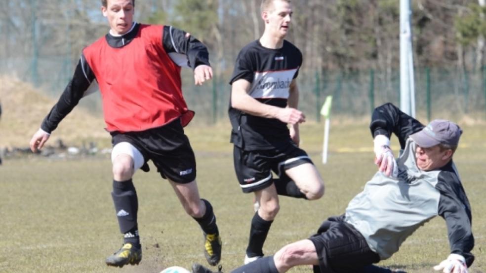Vorbeigezogen: Ditzums Timo Schneider umkurvt Borussia Leers Schlussmann und bereitet im Anschluss die MTV-Führung vor. © Foto: Mentrup