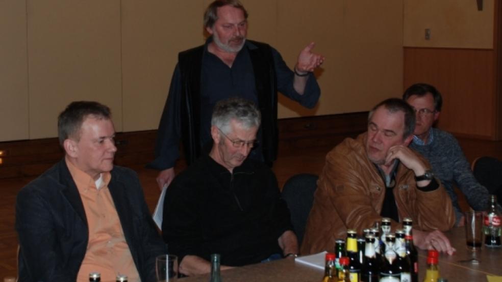 Diskutierten mit: Bürgermeister Gerald Sap (links) und Hans-Günther Gossling (stehend), stellvertretender Ortsvereinsvorsitzender der SPD in Bunde. © Hoegen