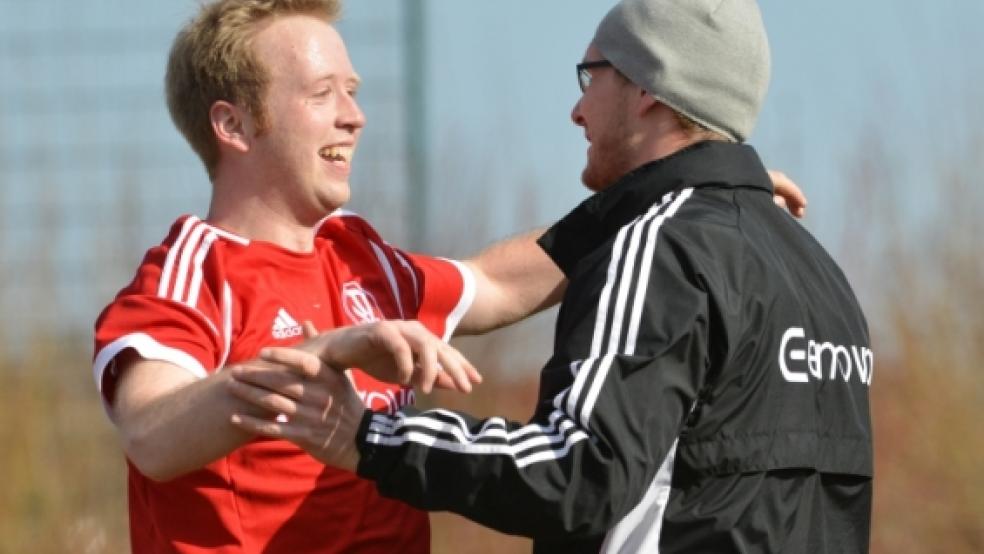 Der Derby-Experte hat wieder zugeschlagen: Thomas Girod (l.) jubelt mit Wilko Modder. © Foto: Bruins