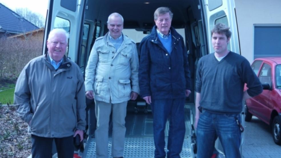 Freuen sich über das neue Mobil für die Tagesförderstätte: Die Vorstandsmitglieder Jan-Dieter van?Hoorn, Simon Sweers, Bernhard Kolthoff sowie Einrichtungsleiter Günther Reck (von links).  © Himstedt