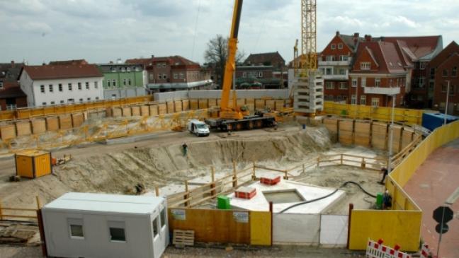 Drei Kräne prägen bald die Großbaustelle