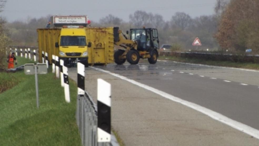 Der 40-Tonner war gestern am frühen Morgen aus zunächst ungeklärter Ursache bei Wymeer nach rechts von der Fahrbahn abgekommen. Zur Bergung mit einem Kran musste die A 31 in Richtung Papenburg voll gesperrt werden. © Foto: Großpietsch