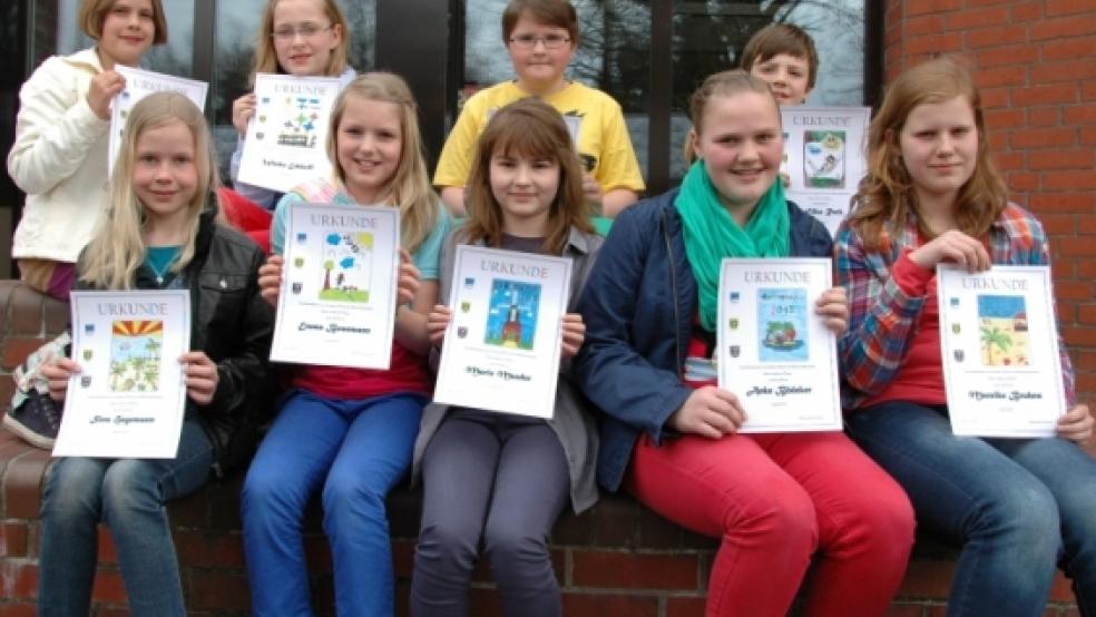 Mit Urkunden und einer Tagesfahrt ausgezeichnet: (hinten von links) Marije Graver (Bunde), Wenke Eekhoff (Jemgum), Dennis Freesemann (Jemgum), Wilko Reck (Ditzum) sowie (vorne von links) Sina Hegemann (Weener), Hauptgewinnerin Emma Busemann (Weener), Marie Maeder (Bunde), Anke Bödeker (Ditzum) und Mareike Bruhns (Pogum).  © Foto: de Winter