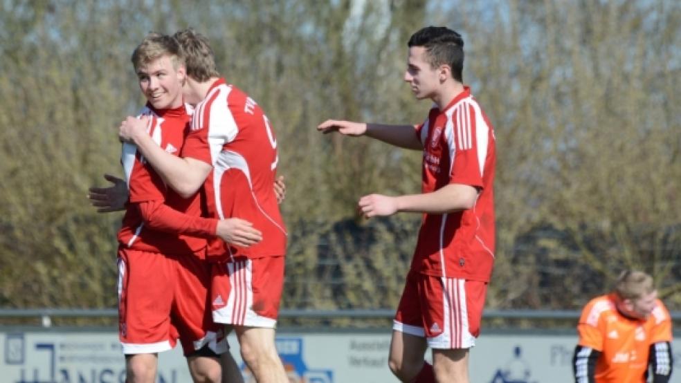 Jubelnde Bunder: Jelmer van Dijk, Eike Schmidt und Arber Loxha (v. l.) feiern einen Treffer. © Mentrup