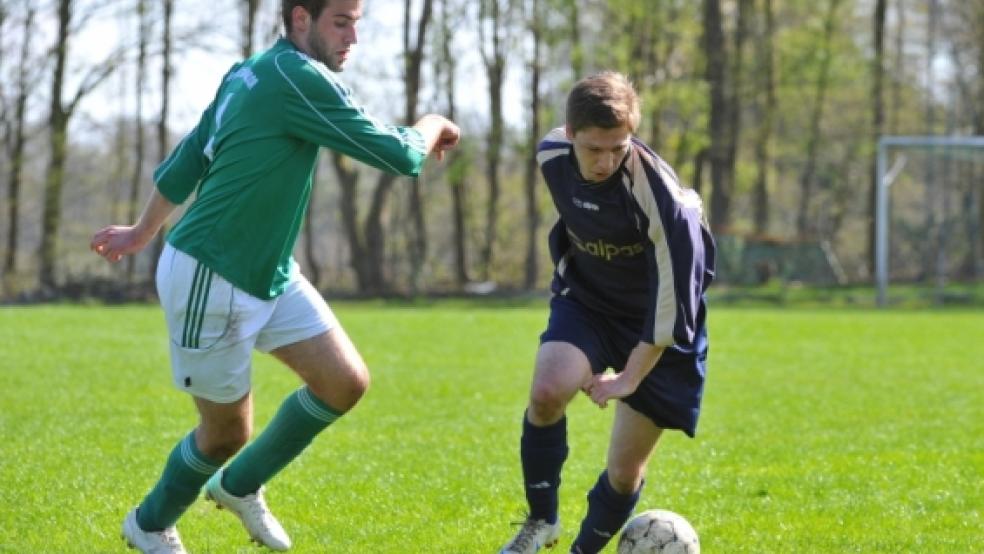 Derk Göwert (l.) und seine Teutonen fertigten Borussia Leer ab.  © Foto: Bruins