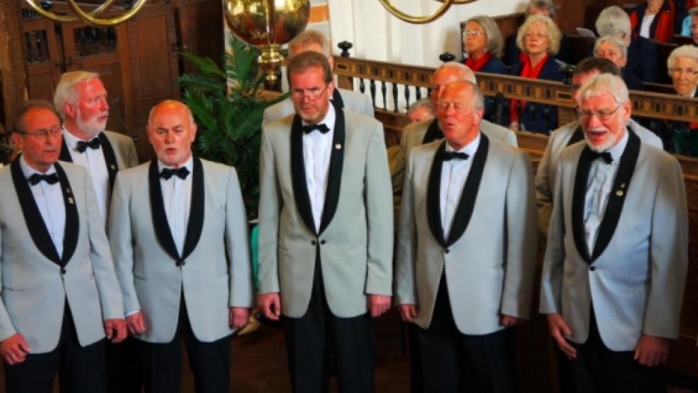 Der Männerchor der Liedertafel »Harmonie« aus Weener überraschte mit dem Beitrag »Im Rheiderland«, in dem sämtliche Ortschaften von Critzum bis Vellage erwähnt wurden. © Himstedt