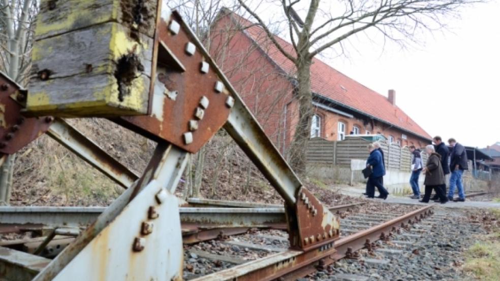 Der Bahnhof in Weener war für rund 102.000 Juden eine Station auf dem Weg in die Vernichtungslager der Nationalsozialisten. Ein Mahnmal soll an die zentrale Funktion des Bahnhofs zur NS-Zeit erinnern. © Foto: Wübbena