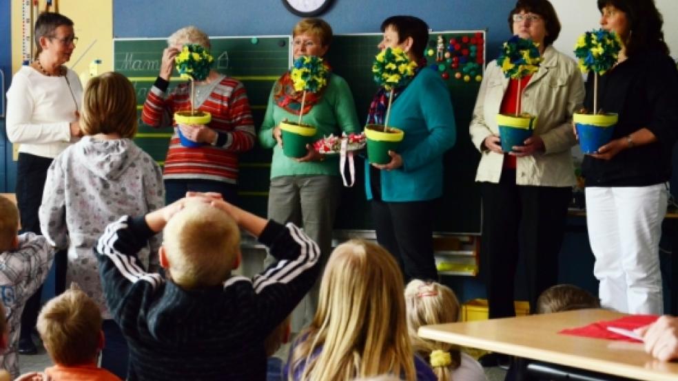 Bunte »Krepp-Stauden« für die ehrenamtlichen Helferinnen: Die Kinder der Unterstufe der Förderschule in Weener bastelten Abschiedsgeschenke als Dankeschön für die vielen Weihnachtsfeiern und »Nikolausbesuche«. © Foto: Wübbena