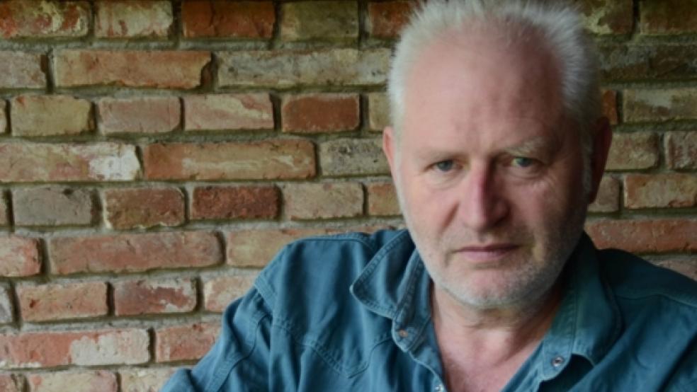 Tauscht den?Regiestuhl gegen den Lesetisch: Filmemacher Hans-Erich Viet liest im?Steinhaus seinen neuen Kurzkrimi.  © Foto: Hanken