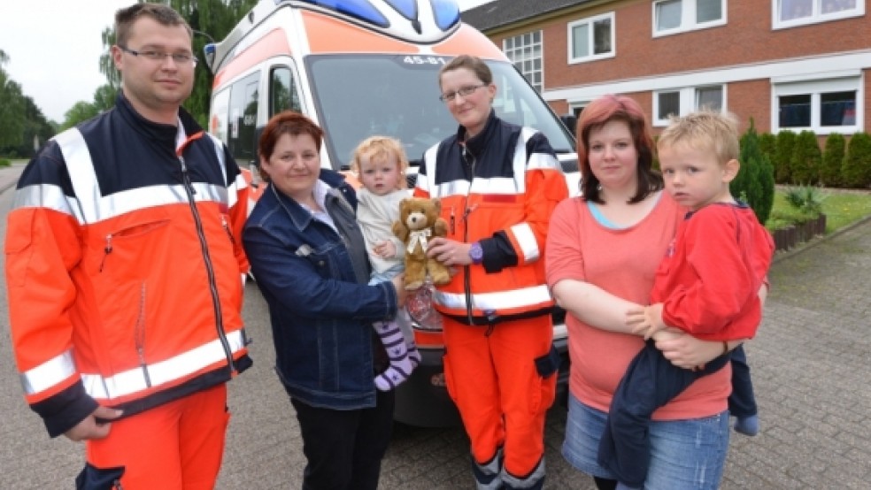 Erleichtert: (von links) Rettungsassistent Nico Skarwan, Erika Wessels mit der kleinen Mia, Sabine Junk, Bianca Wessels mit Jonas © Bruins