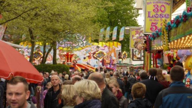 Besucher trotzen Wetter beim Pfingstmarkt