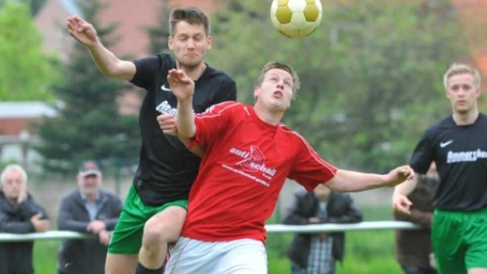 Den Ball im Blick: Jemgums Björn Nannenga behauptet das Leder gegen Bingums Markus Berghaus.  © Foto: Bruins