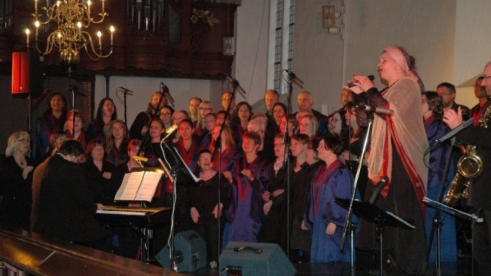 Drei Jahre Planung, drei Tage Workshop, ein Auftritt: 30 Rheiderländer sorgten gemeinsam mit den Profis aus Baden-Württemberg für Stimmung in der Georgskirche. © Wübbena