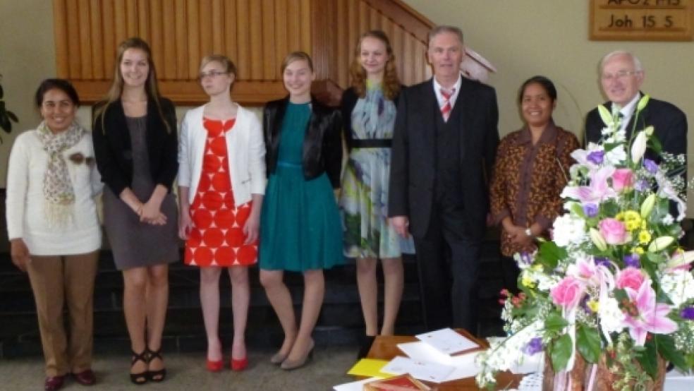 Austausch der Alt-Reformierten in Bunde: Khristina Maraweli, die Konfirmanden Anna Maria Broek, Mirjam Schrader, Wiebke Tuitjer und Kerstin Kolthoff, Pastor Gerhard Schrader, Pastorin Rambu Ana Maeri und Pastor Wilhelm?Vennegeerts (im Bild von links). © Foto: privat