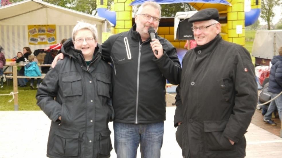 Granat pulen, Waffeln backen oder Lose verkaufen: Annemarie und Karl Schulte wurden von Hans-Günter Veenhuis für ihre langjährige Unterstützung geehrt.  © Himstedt