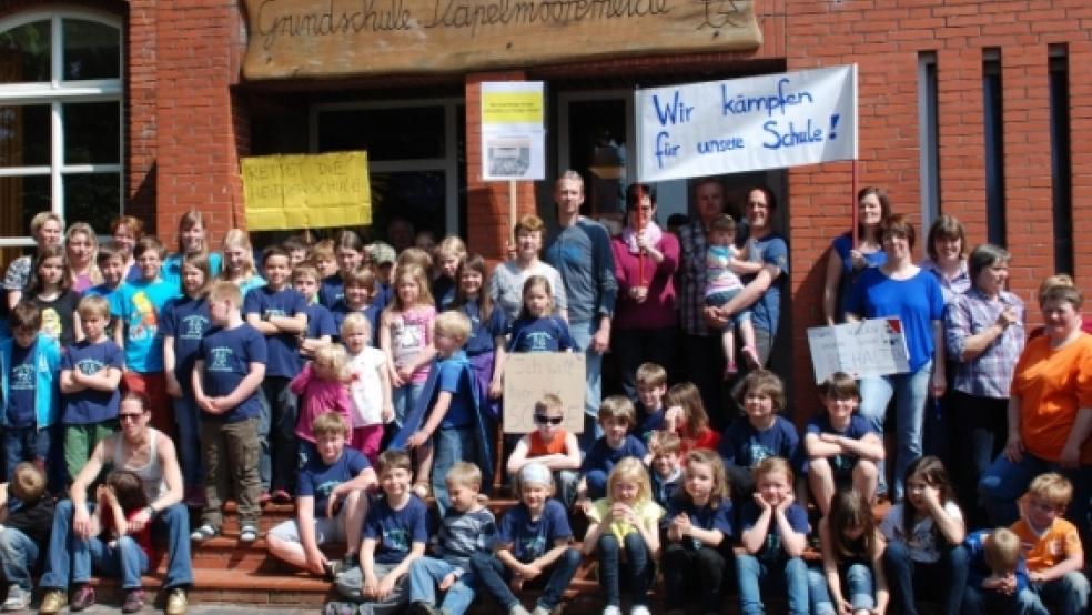 Annähernd 100 Demonstranten erwarteten Bürgermeister Wilhelm?Dreesmann vor dem?Eingang der Grundschule und auf dem?Schulgeände. © Foto: Hoegen