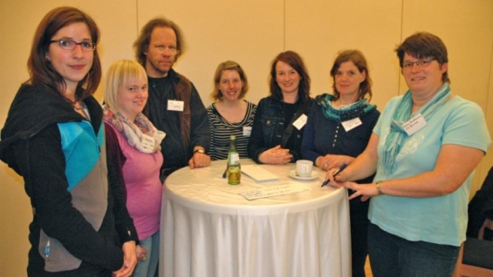 In »Murmelgruppen« wurde über Angebote und Wünsche gesprochen. Unser Bild zeigt Hilke Bosse (Drogenberatungsstelle Leer), Tomke Schwantjer (Kindergarten »Jona« Weener), Alfred Tengler (lutherische Gemeinde Weener), Janna Kappernagel (Kindergarten »Jona«?Weener), Maike Wieger (Volkshochschule), Anke Cassens (Arbeiterwohlfahrt) und Heike Beekmann (Grundschule Bunde, von links). © Szyska