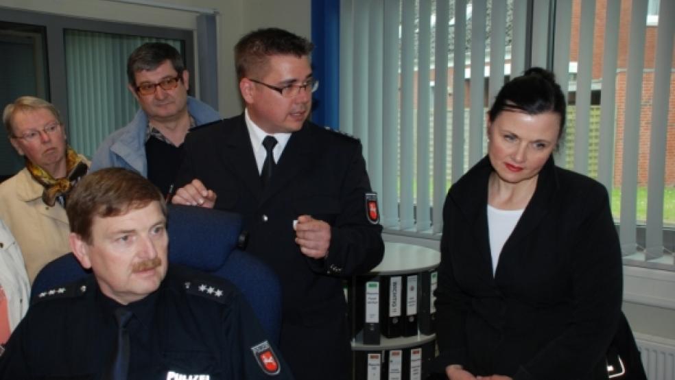 Auf der Wache: Vorne Polizeihauptkommissar Hartmut Hilbrands, gestern?Wachhabender, neben ihm Stephan Bohlken als Leiter der Dienststelle, rechts die CDU-Bundestagsabgeordnete Gitta Connemann. Im Hintergrund Ingrid Aldag und Axel?Bareiß vom CDU-Stadtverband. © Hoegen