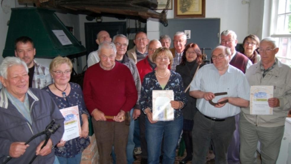 Pläne für den Handwerkertag geschmiedet haben gestern im Heimatmuseum viele für den Tag engagierte Handwerksmeister und Vertreterinnen der Stapelmoorer Landfrauen mit Organisatorin Heike Volmer?(hinten rechts). © Nagel