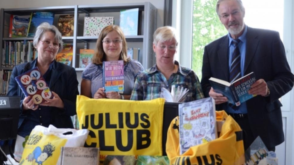 Hoffen auf viele Anmeldungen für den Julius-Club: Regina van Lengen (Gemeindebücherei Hesel), Vera Jauken (Mediothek Bunde, Susanne Fockens (Stadtbücherei Weener) und Eckhardt Schulte (VGH-Vertriebsleiter der Direktion Oldenburg). Es fehlt Sabine Laudin-Fokken von der Stadtbibliothek Leer. © Wübbena