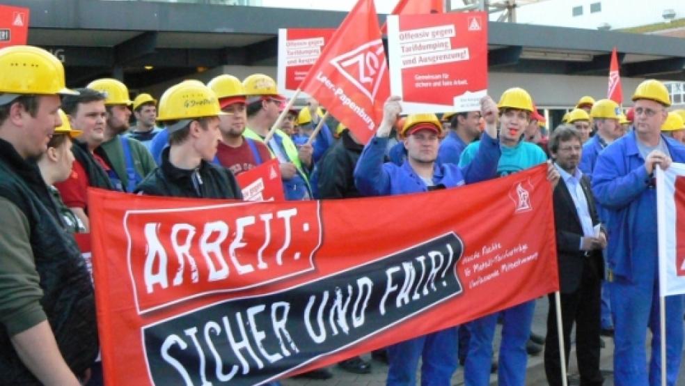 Die Streikbanner gehisst haben Beschäftigte der Zulieferfirma EDL auf dem?Gelände der Meyer Werft.?  © IG Metall