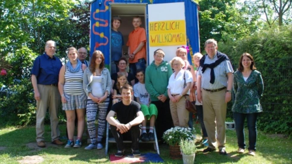 »Herzlich willkommen«, die Förderschüler aus Weener luden zur Besichtigung ihres Bauwagens ein. Im Bild links Bernhard Siemons, im Hintergrund Gerhard Smeding-Terveer als Vorsitzender des Fördervereins der Schule. Rechts Schulleiterin Petra Fischer-Janssen, neben ihr Dirk und Margret Brockhoff, die das Projekt mit einer Spende unterstützt haben. © Hoegen