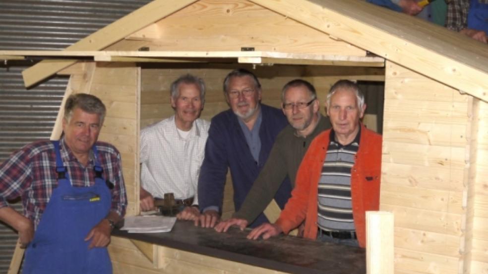 Fleißige »Heinzelmänner« in einer der neuen Hütten: »Bauleiter« Peter Lüdemann, Willi Modder, Johann Meyer, Bernhard Voß, Berthold Schoormann, Jan Boelkes und Adolf Scheunemann. Auf dem Foto fehlt Albert Oorlog. © Himstedt