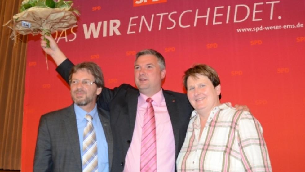 Dreifach Grund zum Feiern: Mit einem guten Einstandsergebnis startet Sasche Laaken (Mitte) seine Arbeit als SPD-Kreisvorsitzender. Abschied feierte seine Vorgängerin Johanne Modder. Bundestagskandidat Markus Paschke feiert auch in Bunde – seinen 50. Geburtstag.  © Hanken