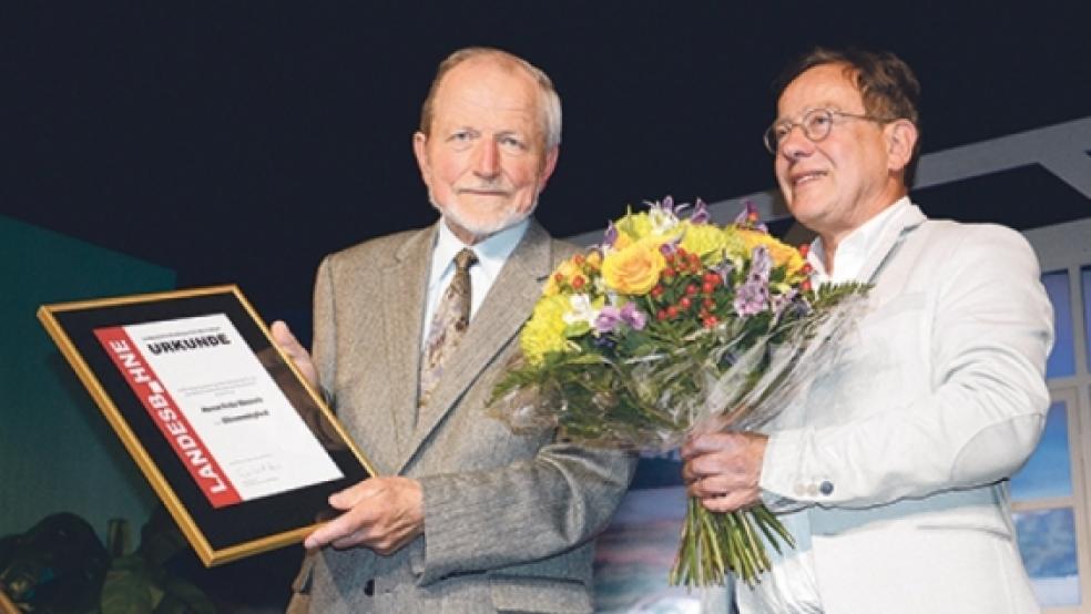 Eine seltene Ehre wurde Fritz Wessels (links), Vorsitzender des Freundeskreises, zuteil, als Landesbühnen-Intendant Gerhard Hess ihn zum Ehrenmitglied ernannte. Hess selbst wurde als Intendant verabschiedet.  © Wübbena