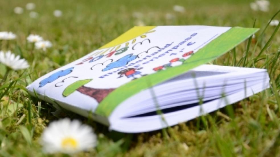 Dickes Buch voll Action: 136 Seiten stark ist das diesjährige Rheiderland-Ferienprogramm.  © Wübbena