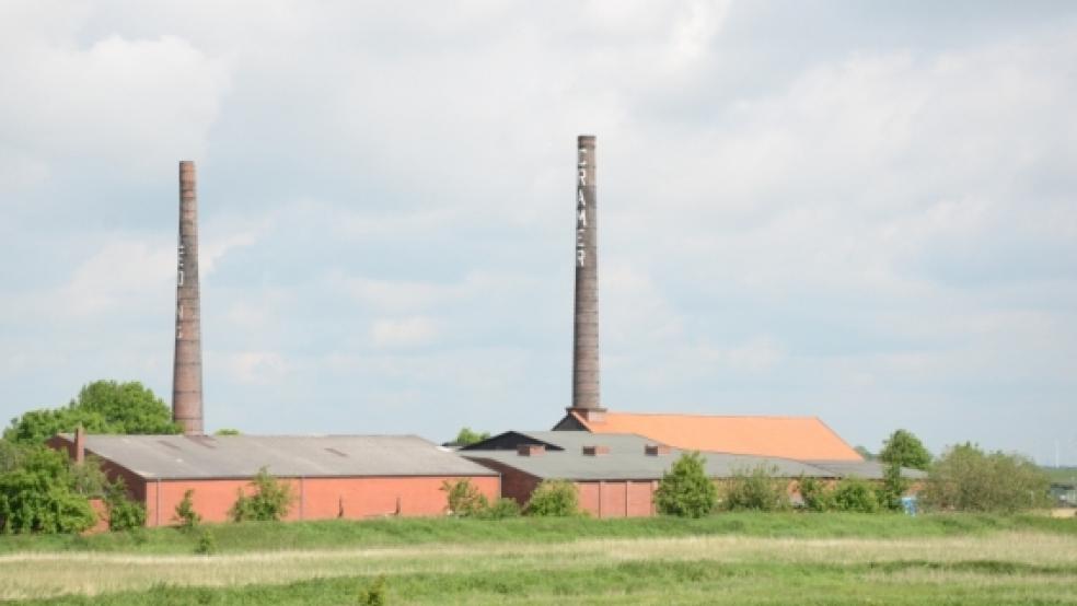 Juwel am?Emsdeich:?Die Ziegelei Cramer in?Midlum?(links der Schornstein der früheren?Zieglei Leding). Die Zukunft dieses einmaligen Industriedenkmals ist noch ungewiss.?  © Hanken