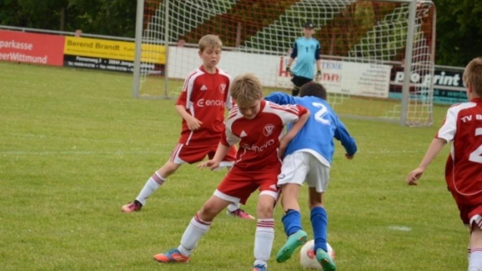 Hart umkämpft war der Ball von den Bunder?(rote Trikots) und den Leeraner E-Junioren. © Wübbena