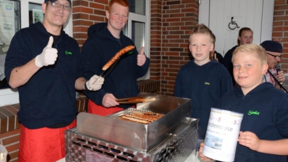 Hilfseinsatz am?Grill:?(von links) Jugendfeuerwehrwart Sven Friebel, Matthias Saadthoff, Wilko Foget und Sönke Begemann brachten gestern so manche Bratwurst an hungrige Spender. © Hanken