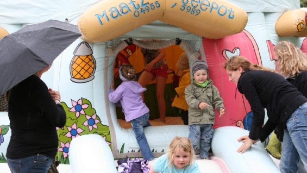 Gehüpft wie gesprungen: Neben den Spielgeräten auf dem Spielplatz am Hafen und einem XXL-Kicker, gab es für die Kleinen Gäste beim Familienfest in Jemgum auch eine bunte Hüpfburg.  © Meyer