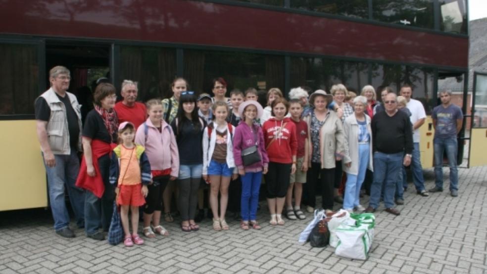 Aus Weißrussland ins Rheiderland: Die Reisegruppe nach ihrer Ankunft in Jemgum mit den Gasteltern. © Goeman