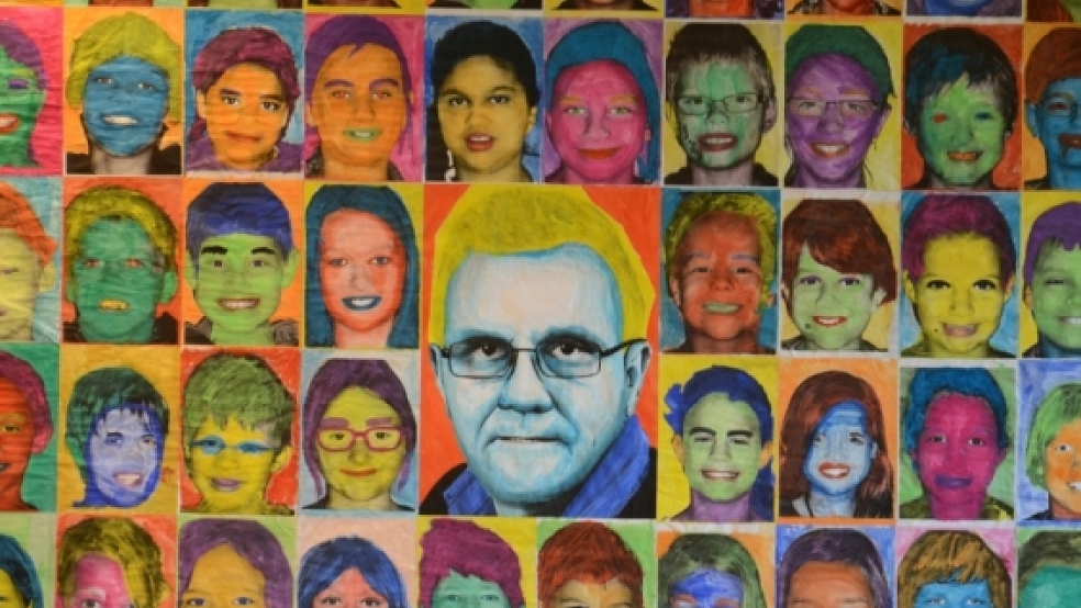 Wolfgang Philipps wurde in einer Bildcollage verewigt, die alle Jemgumer Grundschüler zusammengestellt haben. © Wübbena