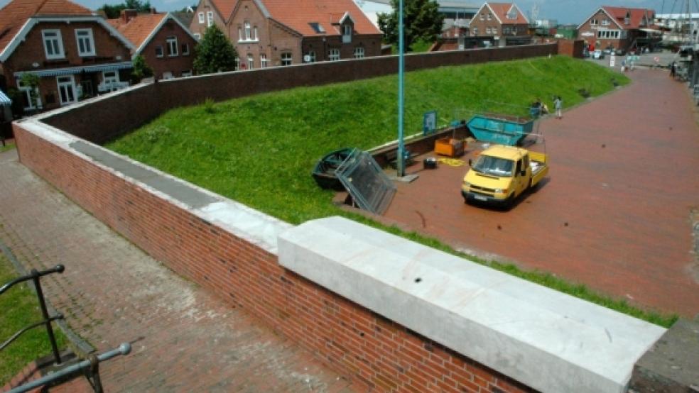 So wie das Musterstück im Bildvordergrund sehen die Stahlbeton-Fertigteile aus, die voraussichtlich in der nächsten Woche auf die Deichmauer auf der Westseite des Ditzumer Hafens gesetzt werden. © Foto: Szyska