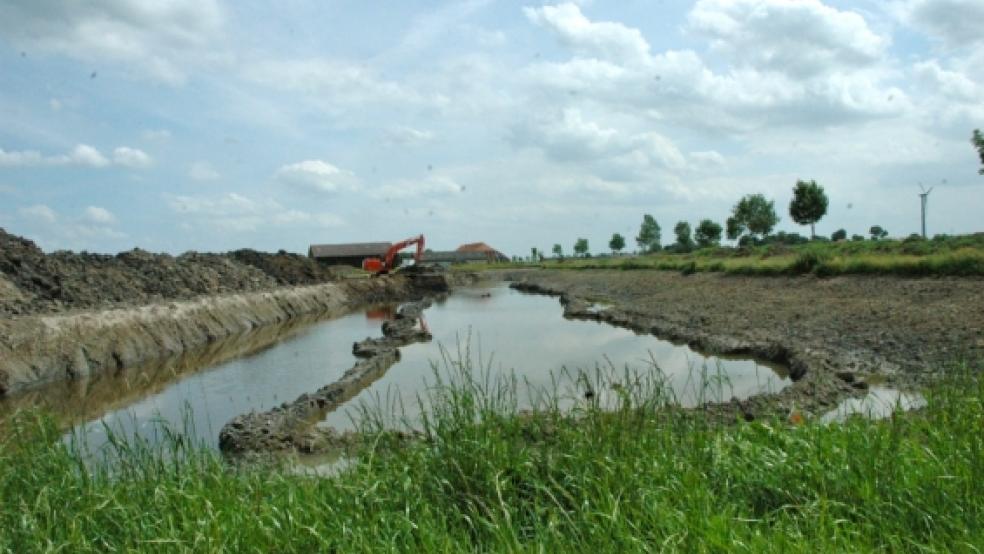 Ein Gewässer ist mittlerweile am Ortseingang von Ditzum zu erkennen. Dort baggert die Firma Würdemann (Ostrhauderfehn)?seit Mitte Mai den Kleiboden für einen Landschaftssee aus. Auf dem Gelände zwischen dem See und dem Emsdeich soll die Golfanlage entstehen. © Szyska